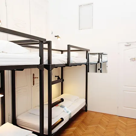 Maverick Downtown Hostal