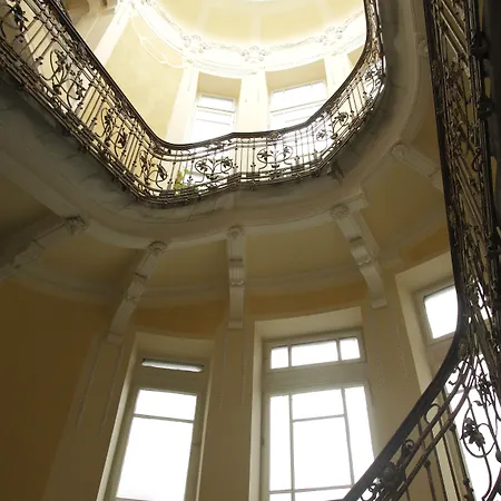 Maverick Downtown Хостел