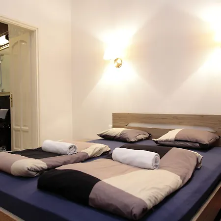 Maverick Downtown Hostal *