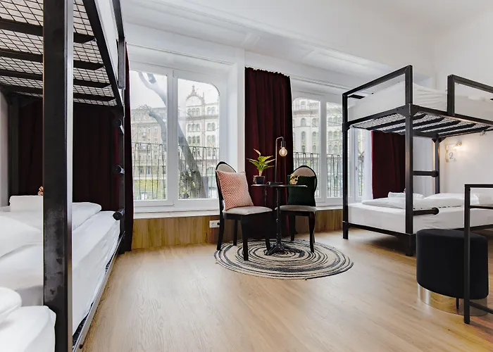 Maverick Downtown 旅馆 *