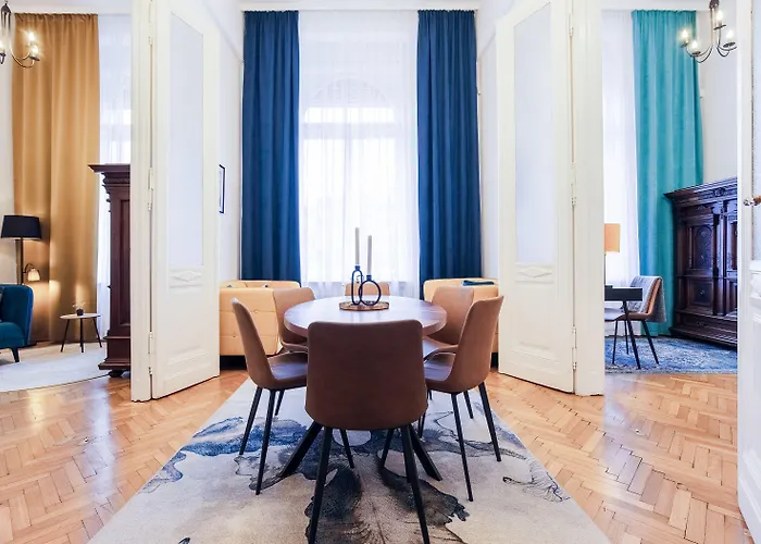 Maverick Downtown 旅馆 *