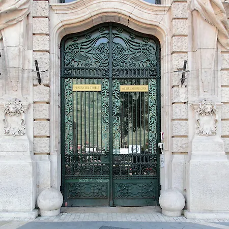 Maverick Downtown Hostel *